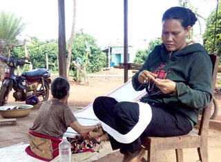 Gieo chữ từ  đêm tối  cuộc đời