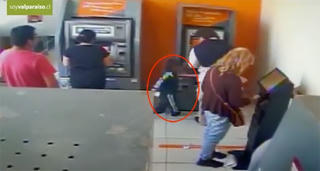 Bé 4 tuổi giật tiền ở cây ATM trước mặt nạn nhân