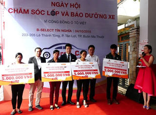 Tặng học bổng các học sinh nghèo có người thân bị tai nạn giao thông