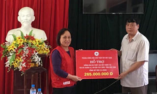 Hội Chữ thập đỏ hỗ trợ các gia đình bị thiệt hại do dông lốc, mưa đá tỉnh Bắc Kạn