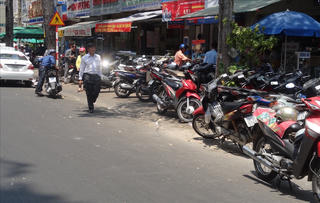 Vỉa hè lại bị tái chiếm