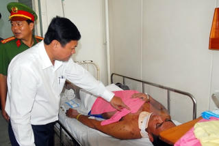 Lãnh đạo TP HCM thăm hỏi các chiến sỹ phòng cháy bị thương