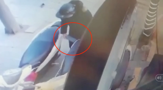 [VIDEO]: Bất ngờ màn cạy cốp, trộm ví nhanh như chớp trên phố Hà Nội