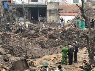 Người dân nói 'vẫn còn một hố đạn chưa nổ'(?)