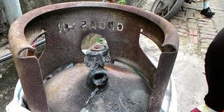 Thi thể đen kịt của nam thanh niên ôm bình gas 12 kg châm lửa