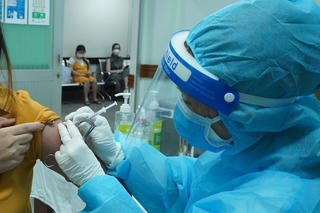 Quốc Oai: Đình chỉ, xem xét trách nhiệm người tiêm nhầm vaccine cho 18 trẻ