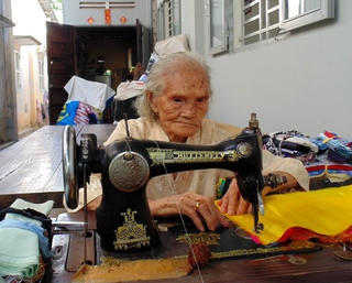 Cụ già 92 tuổi vẫn cần mẫn xin vải vụn may chăn tặng người nghèo