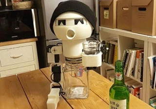 Chế tạo robot làm... bạn nhậu