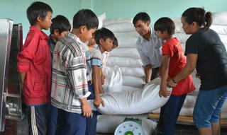 Cấp gạo cho học sinh vùng đặc biệt khó khăn