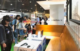 Đông đảo bạn trẻ Việt Nam tham dự chương trình quảng bá du lịch Seoul