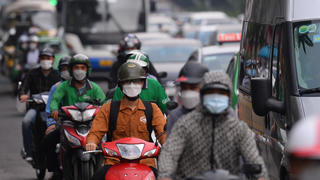 Đường phố Hà Nội 'chật cứng' ngày đầu dịp nghỉ lễ 30-4