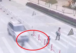 Mẹ mải xem điện thoại, cậu bé bị ôtô đâm khi băng qua đường