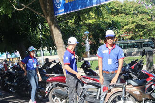 Tình nguyện viên nhiệt tình hỗ trợ các thí sinh