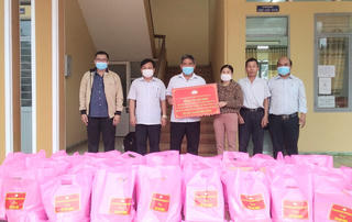 Gia Lai: Tặng quà cho các hộ dân trong khu phong toả và cách ly y tế 