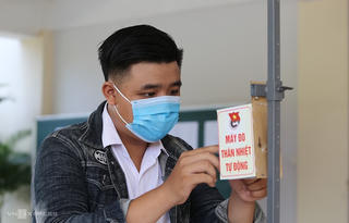 Nam sinh sáng chế máy đo thân nhiệt tự động