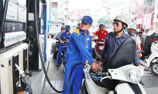 Giá xăng giảm, giá dầu tăng