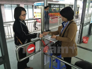 Buýt nhanh BRT đông khách đi trong ngày đầu bán vé chính thức