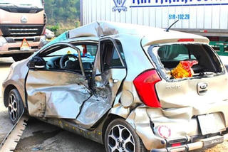 Xe ô tô 4 chỗ mất lái đâm vào cột, 3 người thương vong