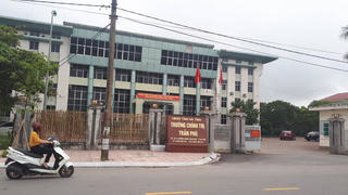 Tung tin sai sự thật lên Facebook, Trưởng khoa trường chính trị bị đình chỉ
