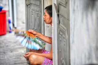 [ẢNH] Thời tiết oi nóng, ngột ngạt 'bủa vây' những xóm trọ nghèo ở Hà Nội