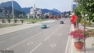 Tài xế 'lơ đễnh' đâm người đi bộ qua đường bay lên trời