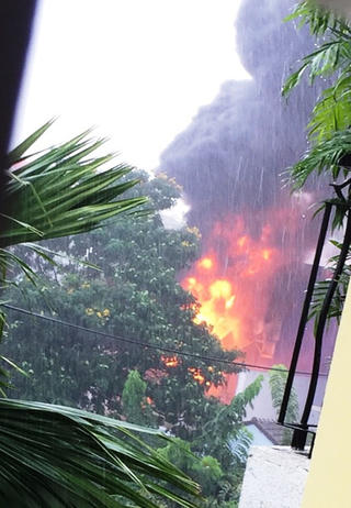 Trạm biến áp tràn dầu, một phụ nữ đi đường bị bỏng