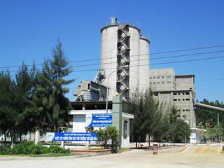 Vụ “Dân dựng lều cản trở Nhà máy xi măng hoạt động”: Khẩn trương tổ chức khám chữa bệnh cho người dân