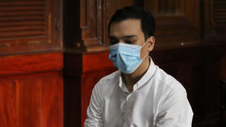 Nam tiếp viên hàng không làm lây lan dịch Covid-19 lĩnh 2 năm tù treo