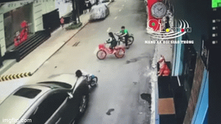 Nghi nhầm chân ga, ôtô tông ngã 3 trẻ nhỏ