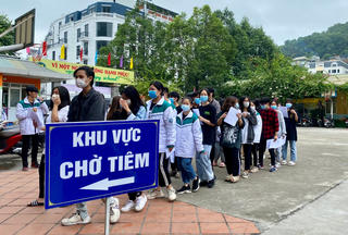 Quảng Ninh: Phong tỏa 2 khu phố, tạm dừng 1 chợ và 3 trường học để truy vết