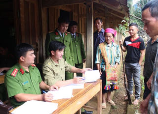 Vận động, thu hồi vũ khí, vật liệu nổ: Góp phần gìn giữ bình yên bản làng