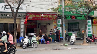 Hà Nội: Chưa 'nới' quy định phòng dịch Covid-19, một số quán đường phố đã 'bung lụa'