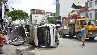 Xe tải chở nước đá lật trên cầu, hàng nghìn xe máy kẹt cứng