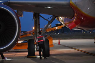 Đình chỉ tổ bay, làm rõ nguyên nhân vụ hai máy bay va chạm tại sân bay Nội Bài ngày 27/11