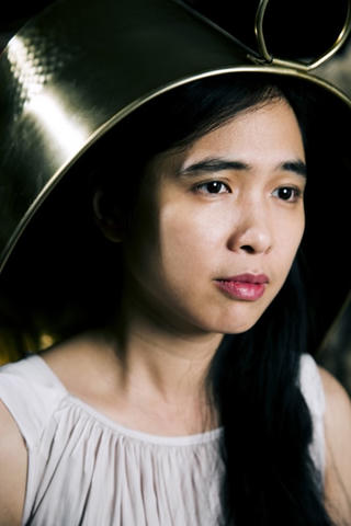 Nhà thơ - Nghệ sĩ Ly Hoàng Ly: Trái tim tự cháy