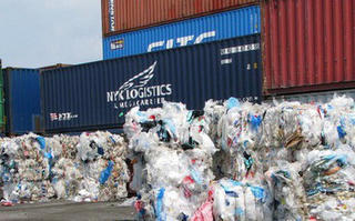 Ùn ứ gần 8.000 container phế liệu