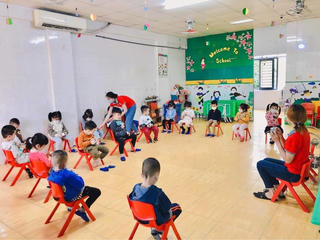 Ảnh: Sau 10 tháng, học sinh Mầm non, Tiểu học trở lại trường