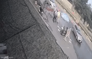 Kéo lê CSGT, húc tung cả chốt kiểm dịch