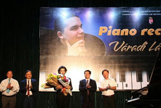 Nghệ sĩ piano Hungary biểu diễn tại Khánh Hòa