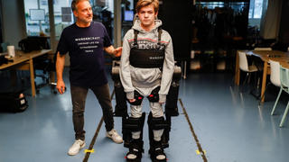 Cha chế tạo khung xương robot, giúp con trai bị liệt có thể đi lại được