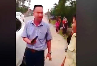 Va chạm giao thông, lái xe ô tô rút súng dọa bắn