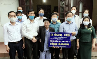 Thái Bình: Cụ già, em nhỏ cùng ủng hộ phòng chống dịch