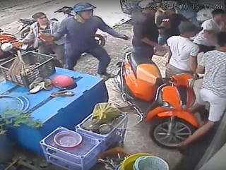8 thanh niên dội 'mưa gạch đá' vào nhà người khác để đòi nợ