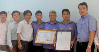 Bộ trưởng GTVT khen thưởng nhân viên đường sắt cứu người