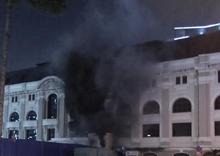 Cháy trạm điện cạnh Nhà hát TP HCM, nhiều người hoảng loạn