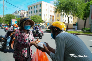 TP. HCM: Người bán hàng rong xúc động với tấm lòng thiện nguyện giữa mùa dịch