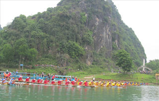 Ngày hội Đua thuyền truyền thống trên sông Son