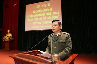 Nói chuyện chuyên đề nhân kỷ niệm 45 năm 'Hà Nội - Điện Biên Phủ trên không'