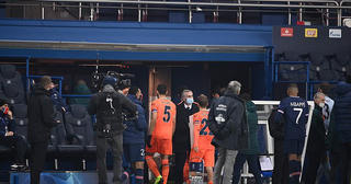 Vì sao trận PSG với Basaksehir bị hủy bỏ sau 16 phút thi đấu?