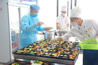 Bữa cơm đủ đầy bên trong khách sạn phải đóng cửa vì dịch